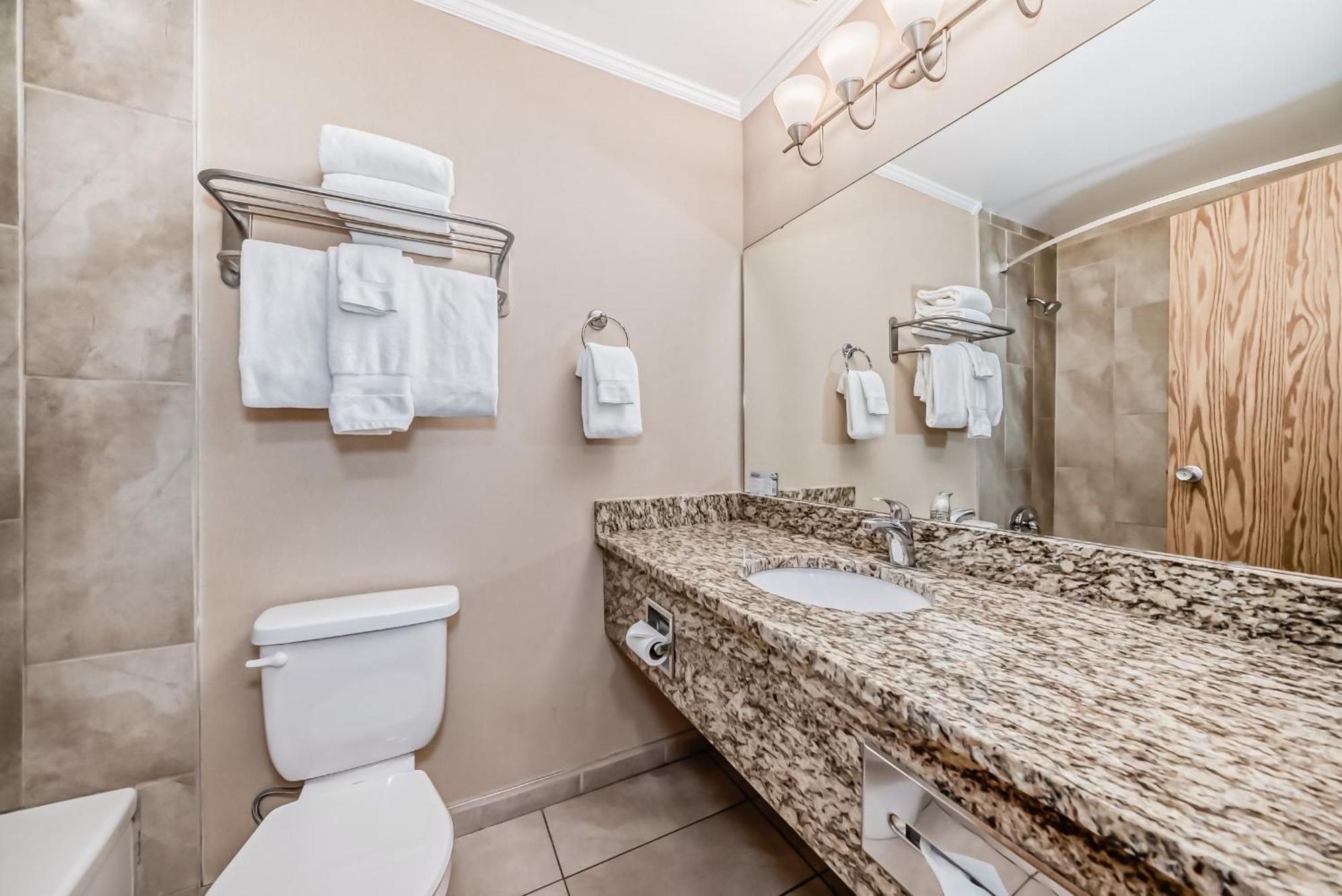 Invermere Inn & Suites エクステリア 写真