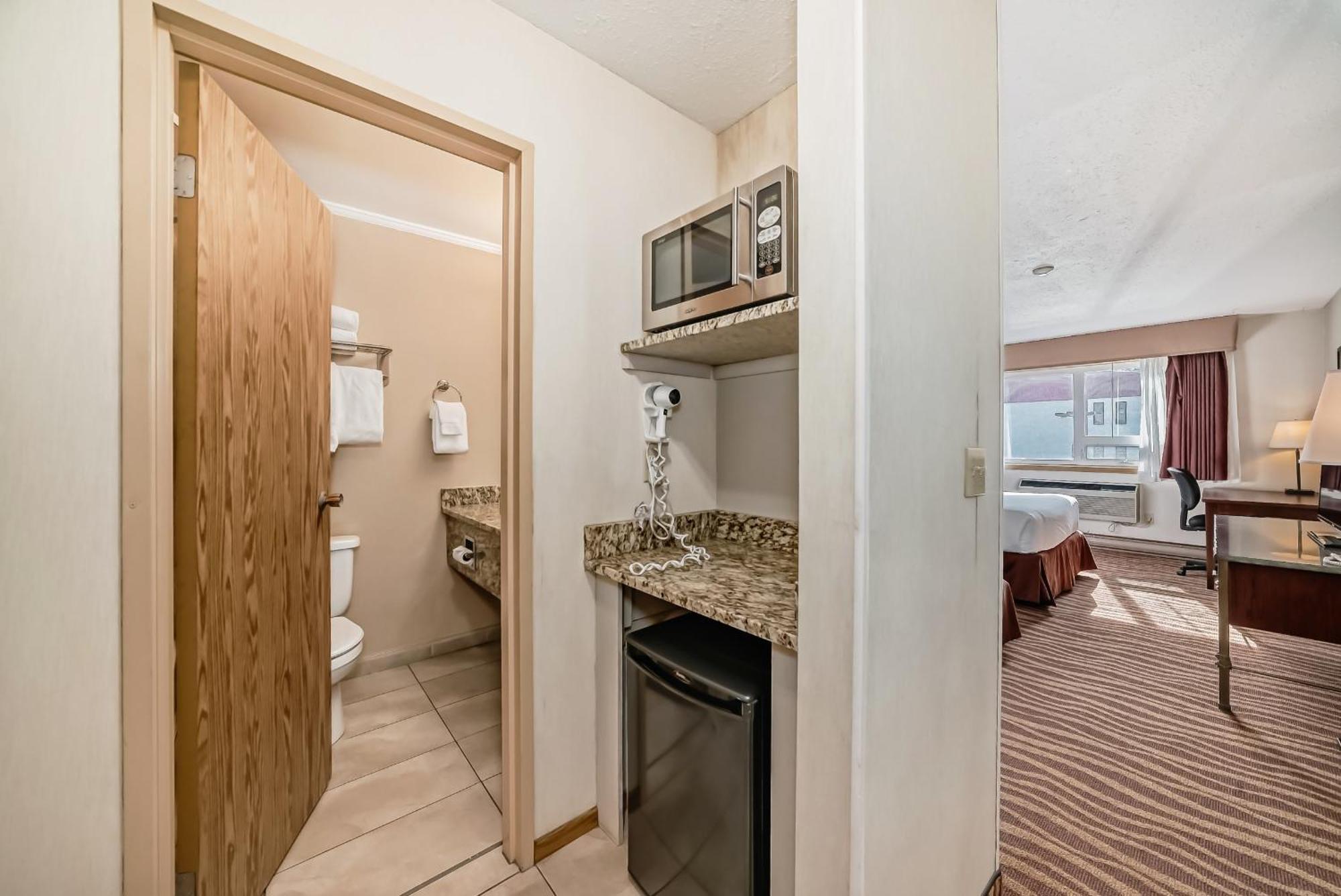 Invermere Inn & Suites エクステリア 写真