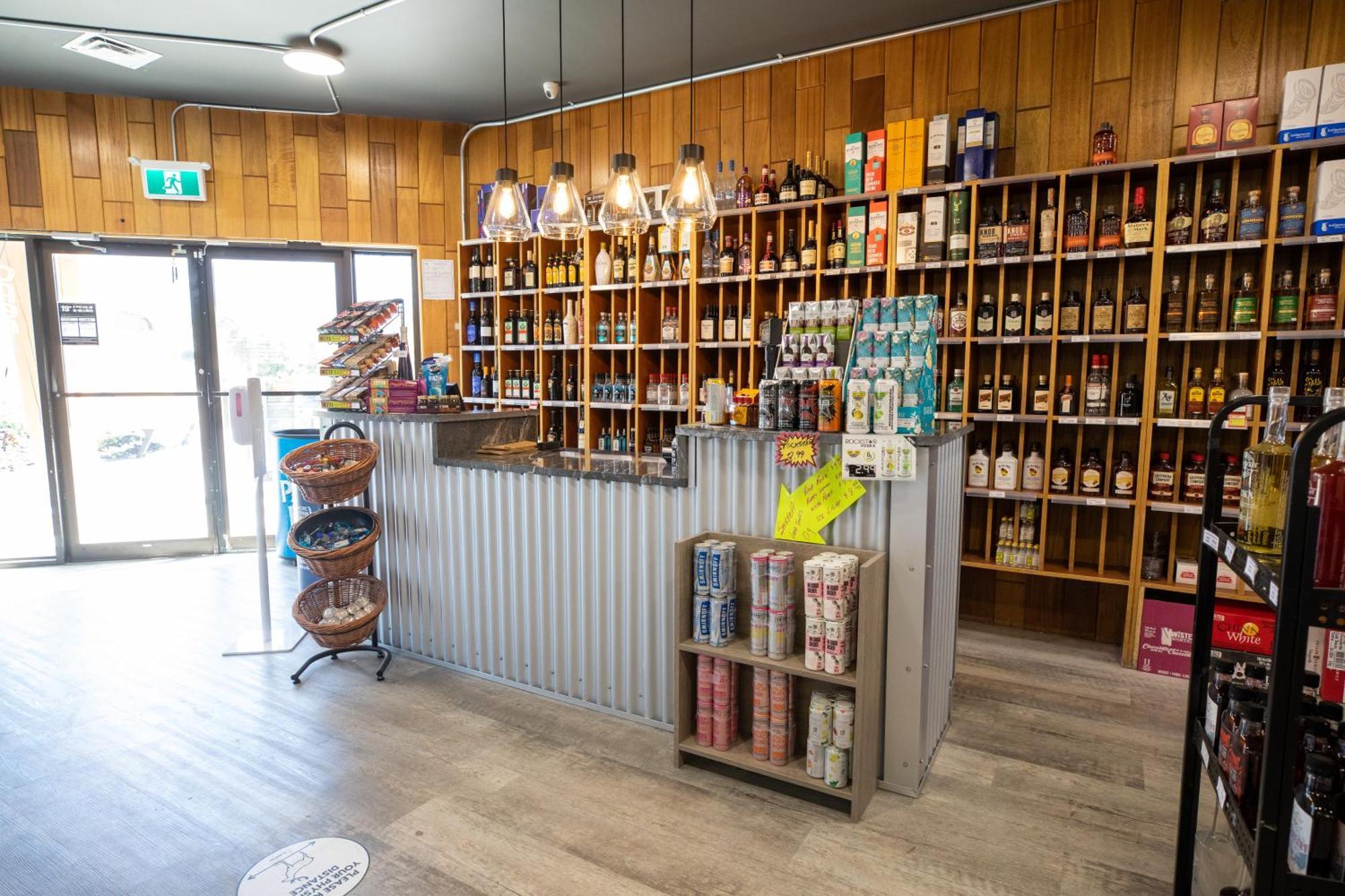 Invermere Inn & Suites エクステリア 写真