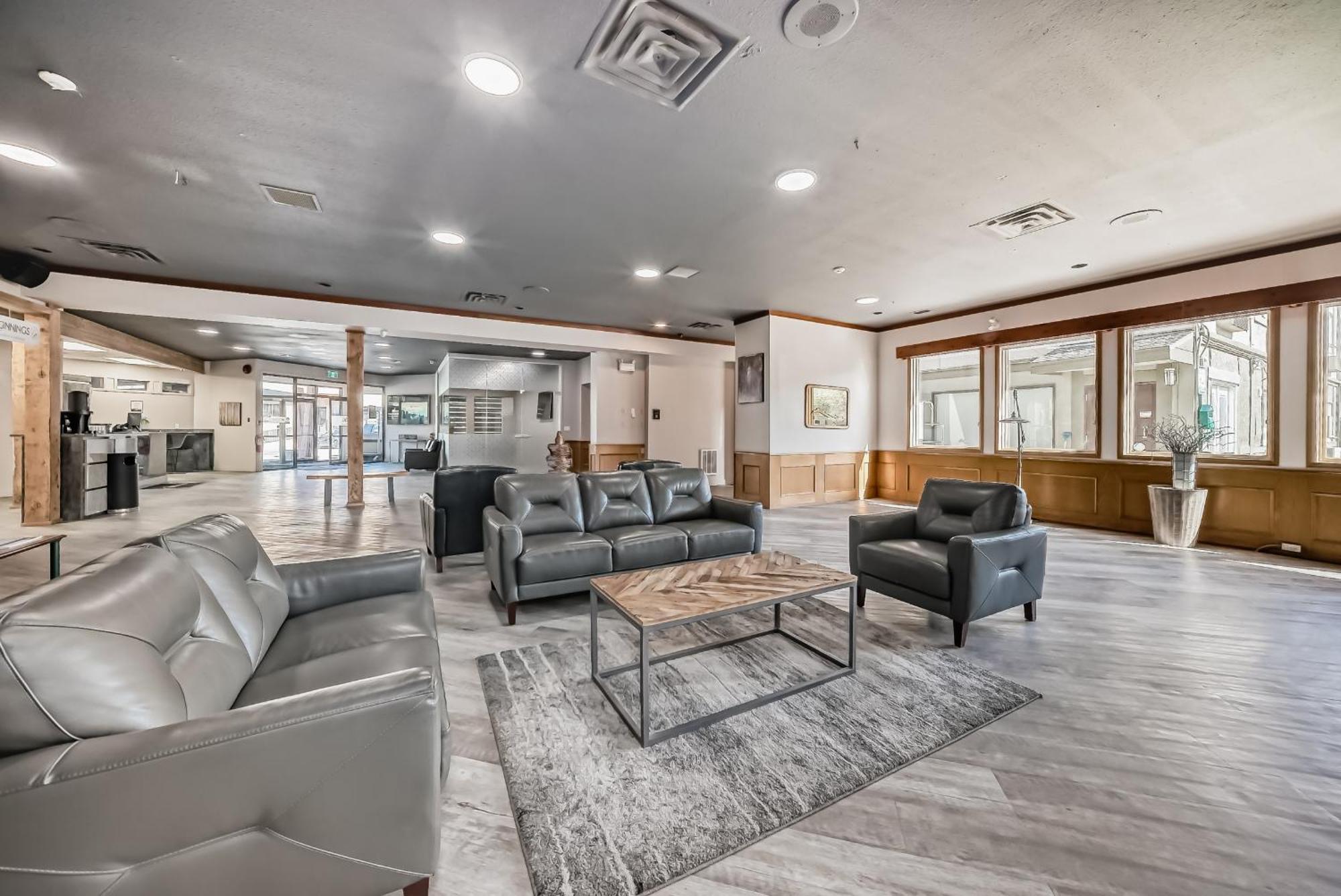 Invermere Inn & Suites エクステリア 写真