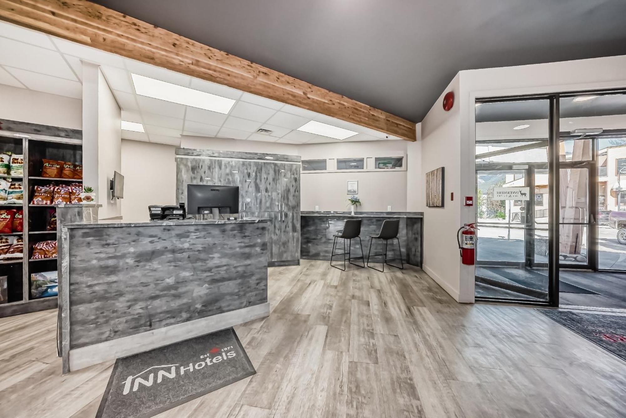 Invermere Inn & Suites エクステリア 写真
